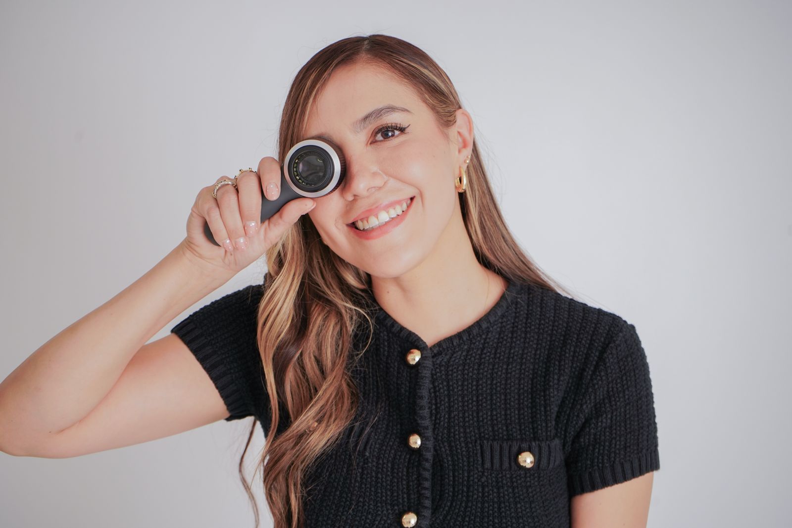 Dra. Denisse Peña con dermatoscopio — biopsia dermatológica pediátrica en Zapopan